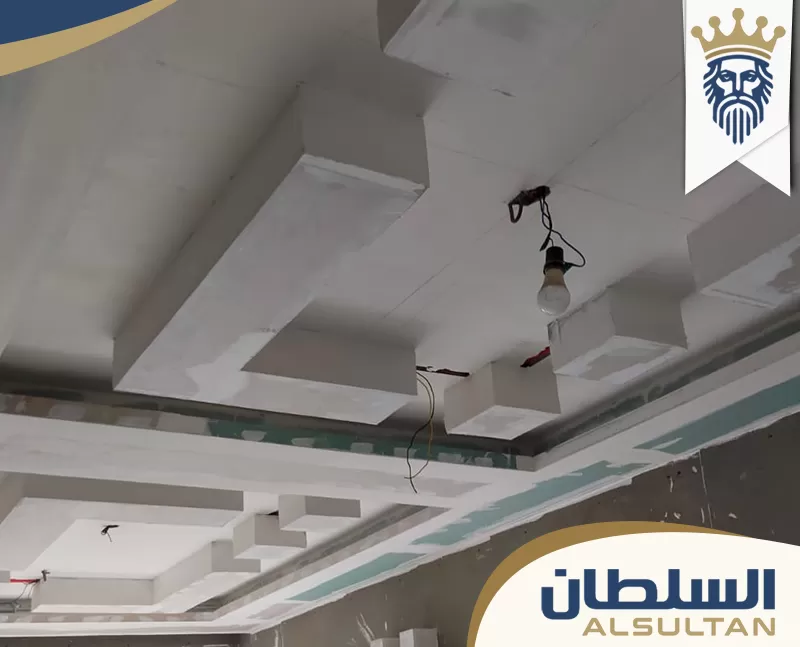 تنفيذ سقف جبس بورد معلق بتصميم هندسي وفتحات إنارة وتجهيزات تشطيب داخل عقار في دبي تنفيذ سقف جبس بورد معلق بتصميم هندسي وفتحات إنارة وتجهيزات تشطيب داخل عقار في دبي