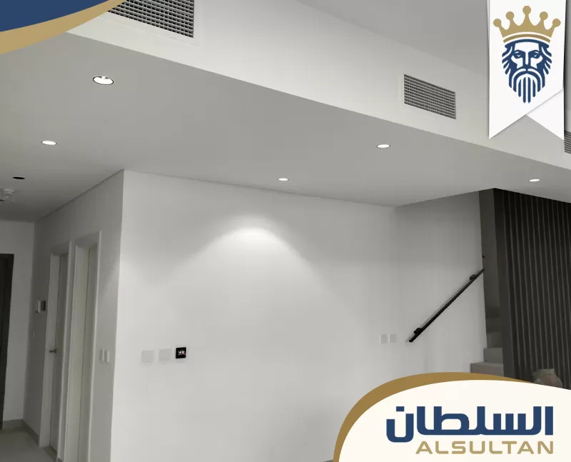 تنفيذ أعمال صبغ ودهانات داخلية باحتراف مع تشطيب جدران ناعم وألوان متناسقة.