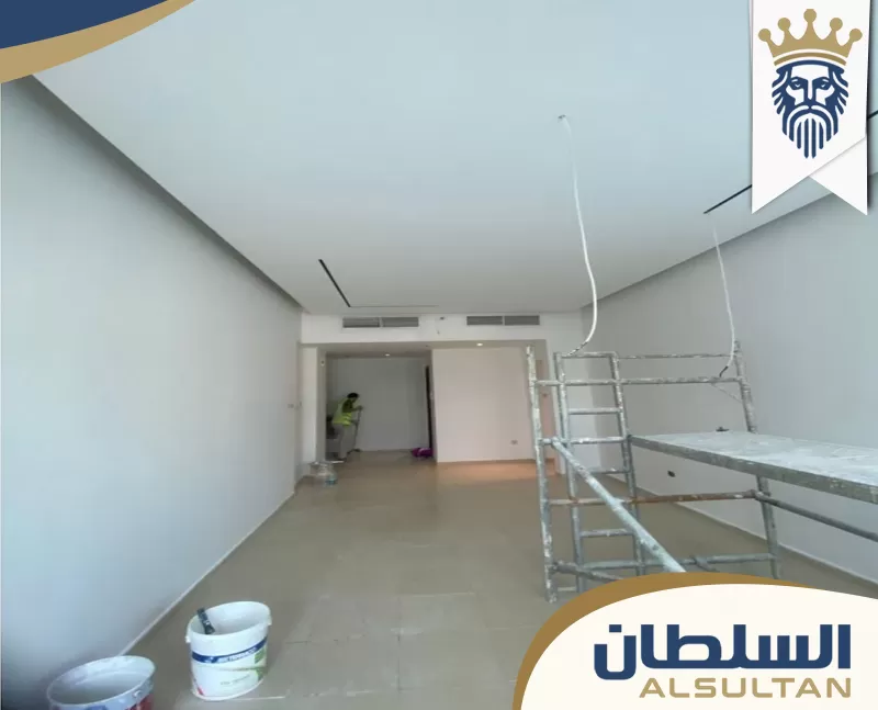 تنفيذ أعمال صبغ ودهانات داخلية بجودة عالية مع تجهيز الجدران وتشطيب الأسطح بشكل احترافي.