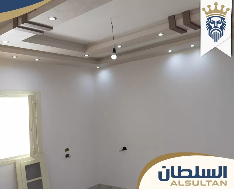 سقف جبس بورد حديث بإضاءة سبوت لايت موزعة داخل الغرفة مع تشطيب نهائي للجدران في دبي سقف جبس بورد حديث بإضاءة سبوت لايت موزعة داخل الغرفة مع تشطيب نهائي للجدران في دبي