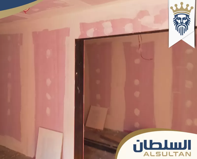 جدران داخلية مجهزة بالمعجون قبل تنفيذ أعمال الدهان والصباغة داخل المنزل جدران داخلية مجهزة بالمعجون قبل تنفيذ أعمال الدهان والصباغة داخل المنزل