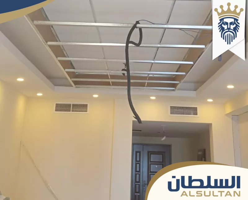 هيكل معدني لسقف جبس بورد معلق مع تمديدات الإضاءة أثناء التركيب داخل غرفة في الفجيرة. هيكل معدني لسقف جبس بورد معلق مع تمديدات الإضاءة أثناء التركيب داخل غرفة في الفجيرة.