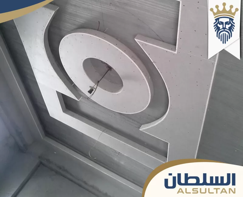 تشكيل سقف جبس بورد دائري ومستقيم قيد التنفيذ مع فتحات وتجهيزات للأسلاك والإضاءة.