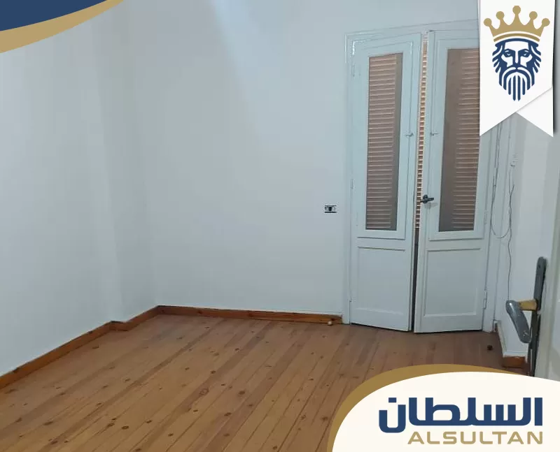 باب خشبي داخل غرفة سكنية بتصميم عملي مع تنفيذ أعمال نجارة وتركيب وتشطيب دقيق. باب خشبي داخل غرفة سكنية بتصميم عملي مع تنفيذ أعمال نجارة وتركيب وتشطيب دقيق.