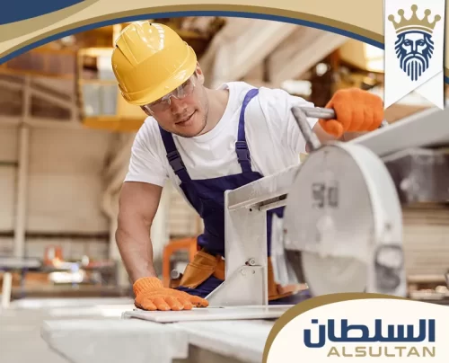 فني محترف يستخدم أحدث معدات قص الرخام لضمان تشطيبات هندسية دقيقة وعالية الجودة.