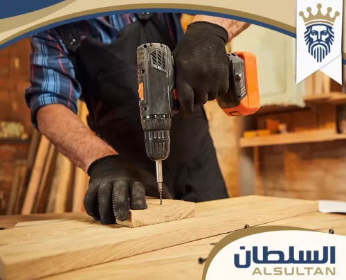 نجار متخصص يقوم بأعمال الثقب والتركيب الفني لضمان متانة الأثاث وعمره الافتراضي.