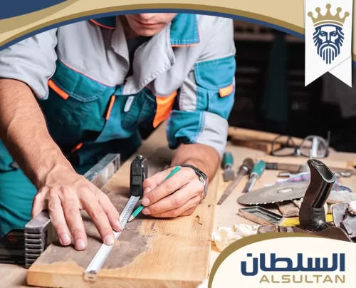 نجار محترف يستخدم أدوات القياس الدقيقة لضمان أعلى جودة في تفصيل الأثاث والديكور الخشبي.