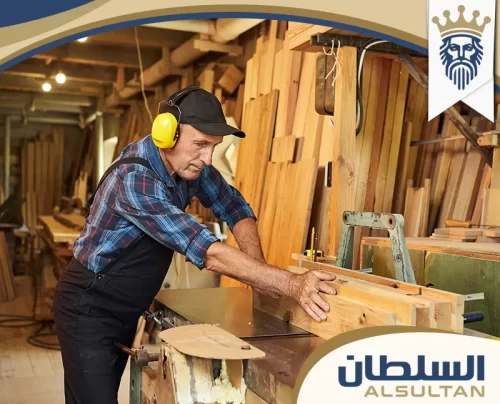فني نجارة يستخدم آلات قص الخشب الحديثة لضمان دقة الأبعاد والمقاسات المطلوبة. فني نجارة يستخدم آلات قص الخشب الحديثة لضمان دقة الأبعاد والمقاسات المطلوبة.