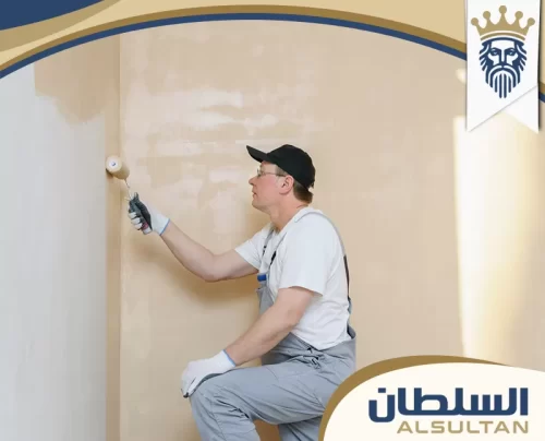 فني دهانات محترف يستخدم أدوات حديثة لضمان ملمس ناعم وتغطية مثالية للجدران