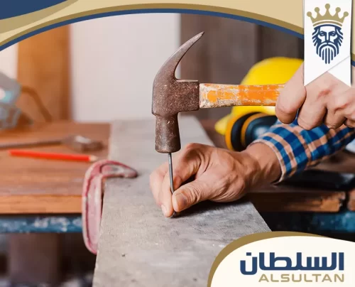 نجار محترف يقوم بتجهيز ألواح الخشب الطبيعي لتصنيع الأثاث والديكورات المنزلية. نجار محترف يقوم بتجهيز ألواح الخشب الطبيعي لتصنيع الأثاث والديكورات المنزلية.