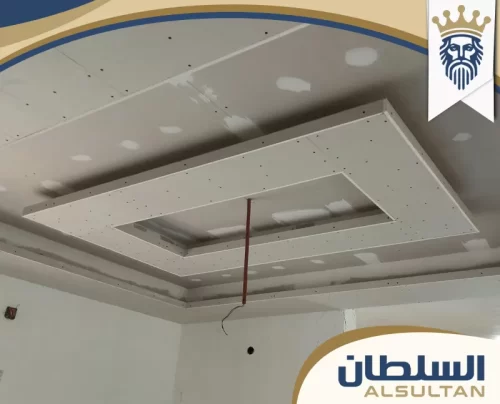 تنفيذ أسقف معلقة بتصاميم هندسية معقدة تعكس مهارة وخبرة فريقنا في أعمال الجبس. تنفيذ أسقف معلقة بتصاميم هندسية معقدة تعكس مهارة وخبرة فريقنا في أعمال الجبس.